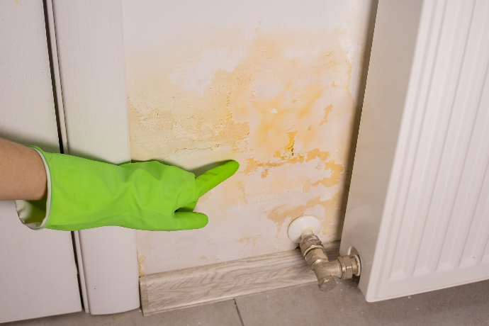 Mur humide à côté d’un radiateur dans le Vaucluse