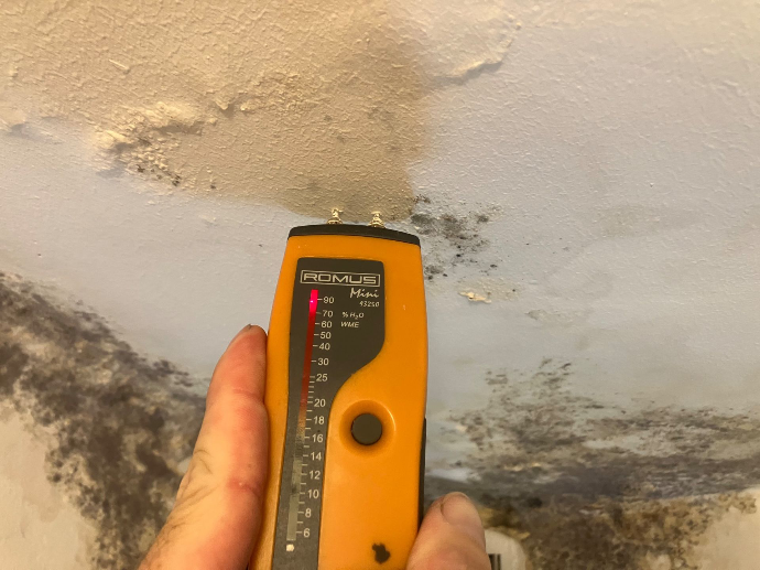 Mesure d’humidité avec testeur d'humidité après dégât des eaux dans les Bouches-du-Rhône