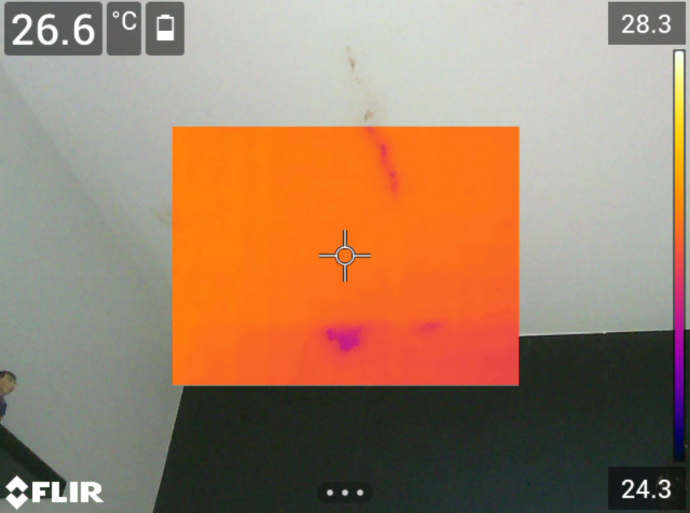 Technicien localisant une fuite grâce à une caméra thermique dans le Vaucluse