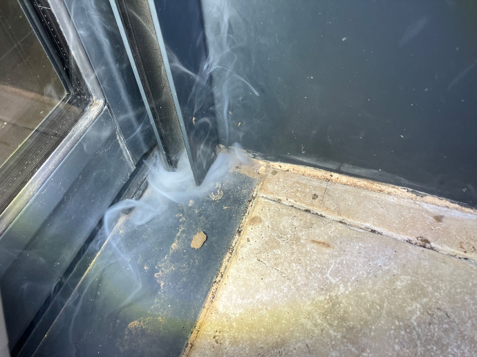 Sorties de fumées indiquant ainsi un manque d'étanchéitéite d'une menuiserie dans le Vaucluse