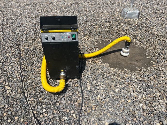 Technicien utilisant un générateur de fumée pour détecter une fuite sur une toiture terrasse dans les Bouches Du Rhone