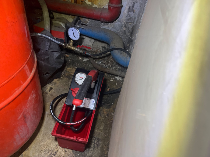 Mise en préssion d'un réseau de chauffage avec pompe à épreuve