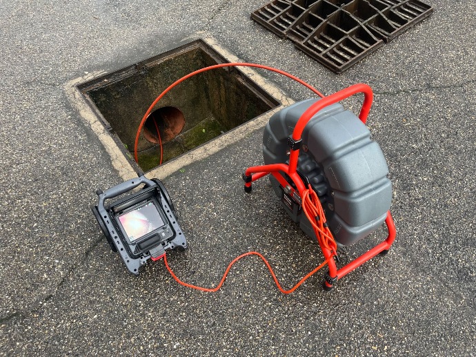 Passage caméra dans une évacuation pluviale pour tracer le réseau