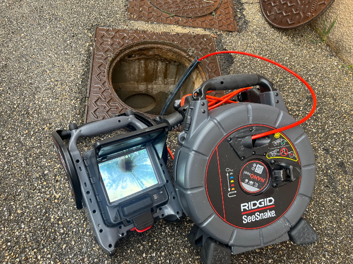 Passage caméra dans une alimentation d'eau pour trouver la fuite